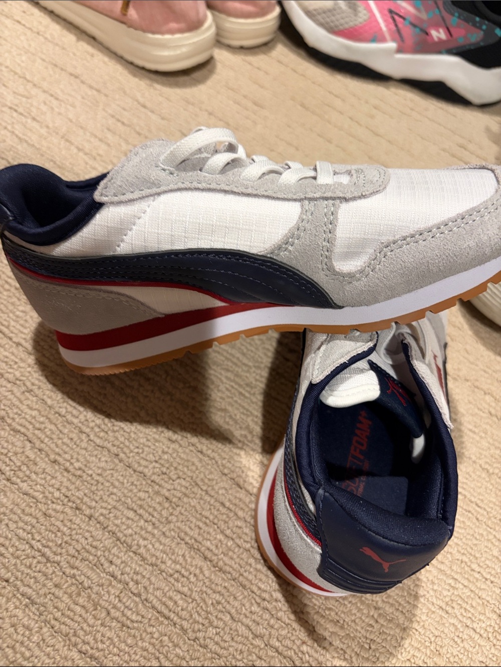 Puma boys Classic Low-Top Sneakers in Light Gray and White - Picture 3 of 5